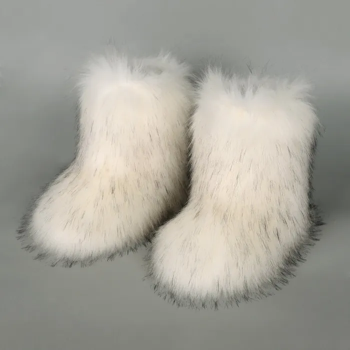 THE LUMI SHOP Rings White Fuzzy Bear Boots