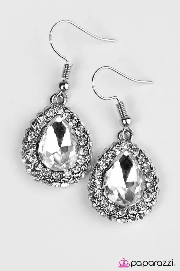 Earrings Paparazzi Jewelry Paparazzi Earrings Vogue in Venice White Earrings Paparazzi Jewelry Paparazzi Earrings Vogue in Venice White