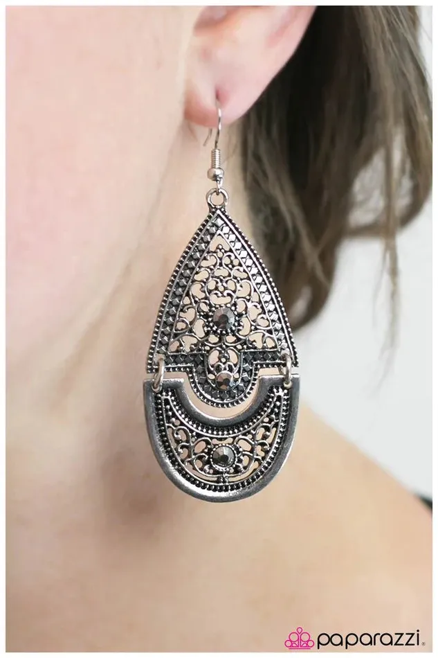 Paparazzi Earring Unhinged Silver Paparazzi Jewelry Earrings