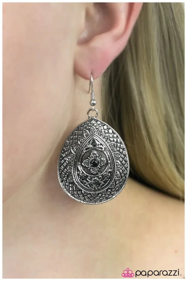 Paparazzi Jewelry Earrings Paparazzi Earring A Drop In The Bucket Black