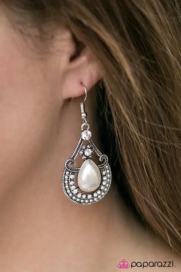 Paparazzi Jewelry Earrings Paparazzi Earring Having A BALI White