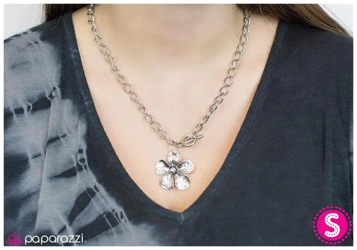 Paparazzi Jewelry Necklaces Paparazzi Necklace Going Solo Silver