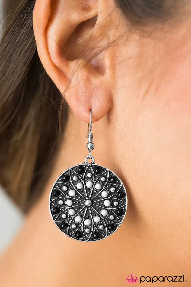 Paparazzi Jewelry Paparazzi Earring Grow Free Wild Flower Black Earrings