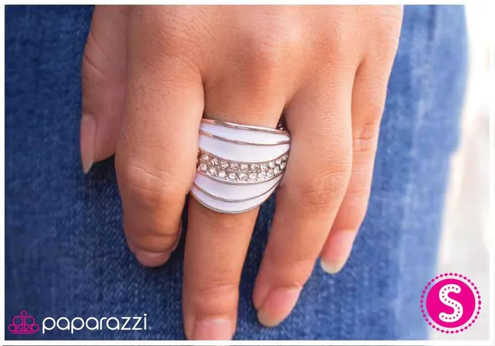 Paparazzi Jewelry Paparazzi Ring Borderline Bombshell White Rings